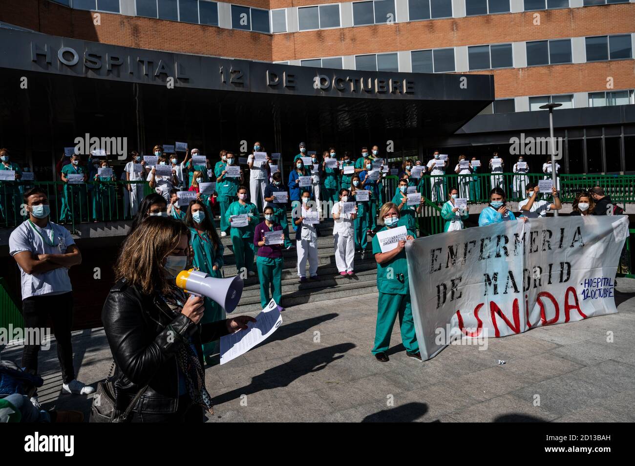Madrid, Spain. 05th Oct, 2020. Nurses protesting in 12 de Octubre Hospital demanding better working conditions and protesting against the management of the coronavirus crisis in the public health system. They have announced a strike if their petitions are not heard. Credit: Marcos del Mazo/Alamy Live News Stock Photo