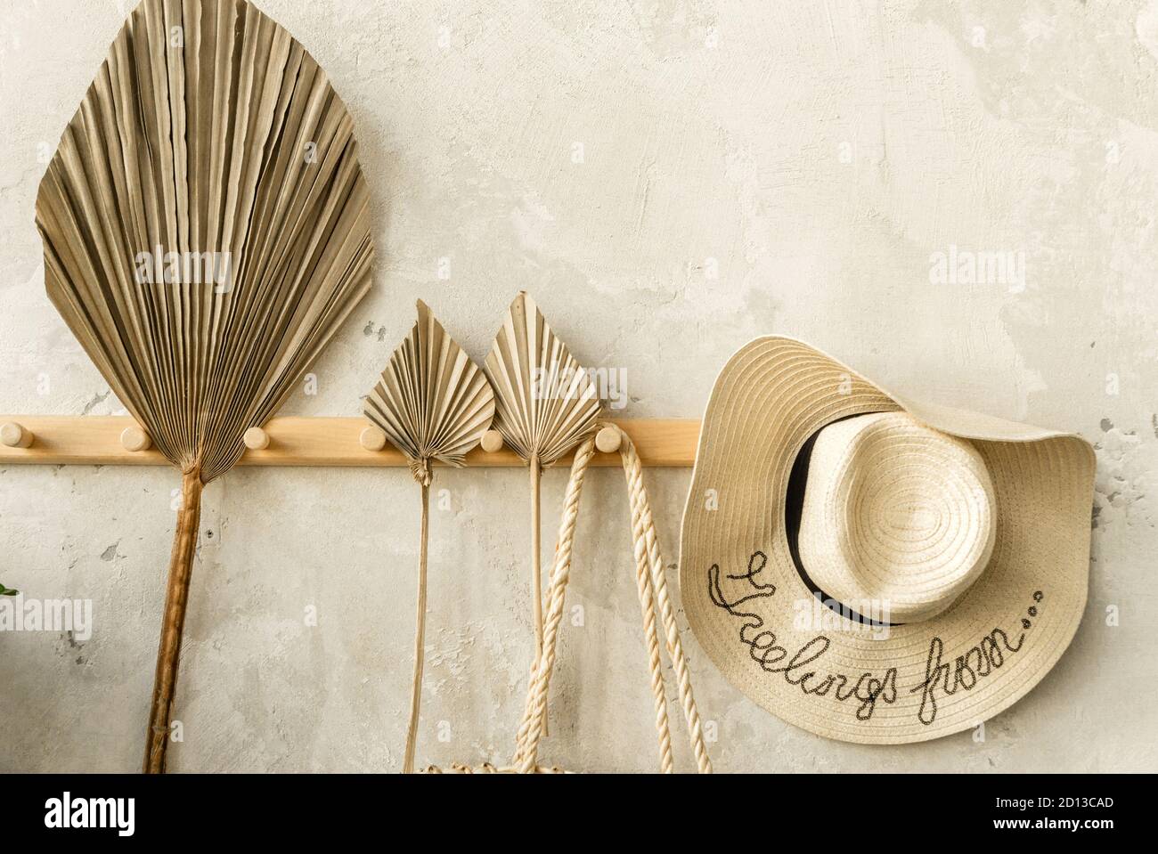Straw hat straw fan straw hires stock photography and images Alamy