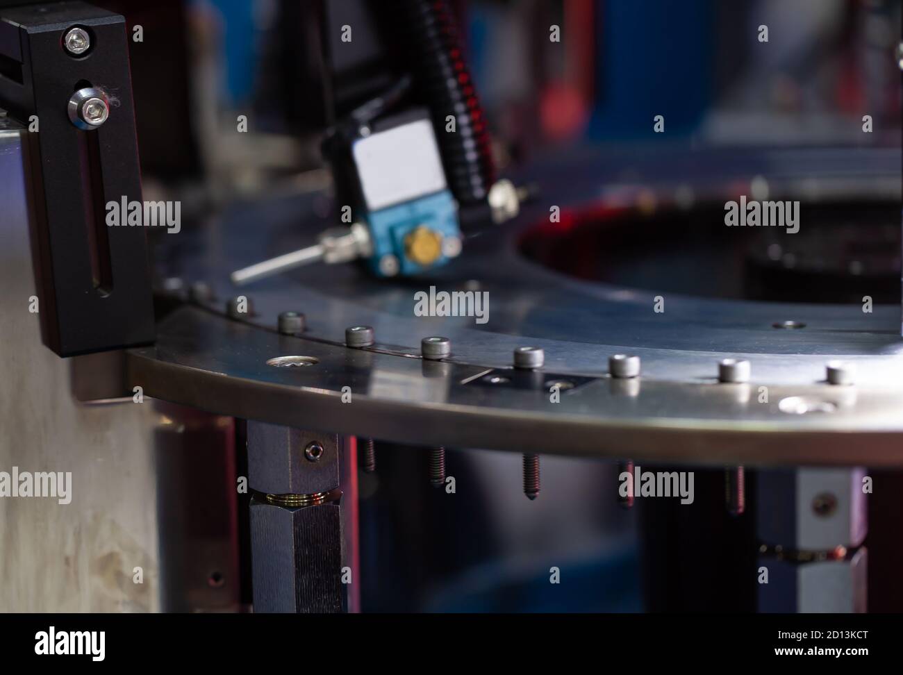 Linear optical screw sorting machine. Screw / bolt / nut. Industrial
