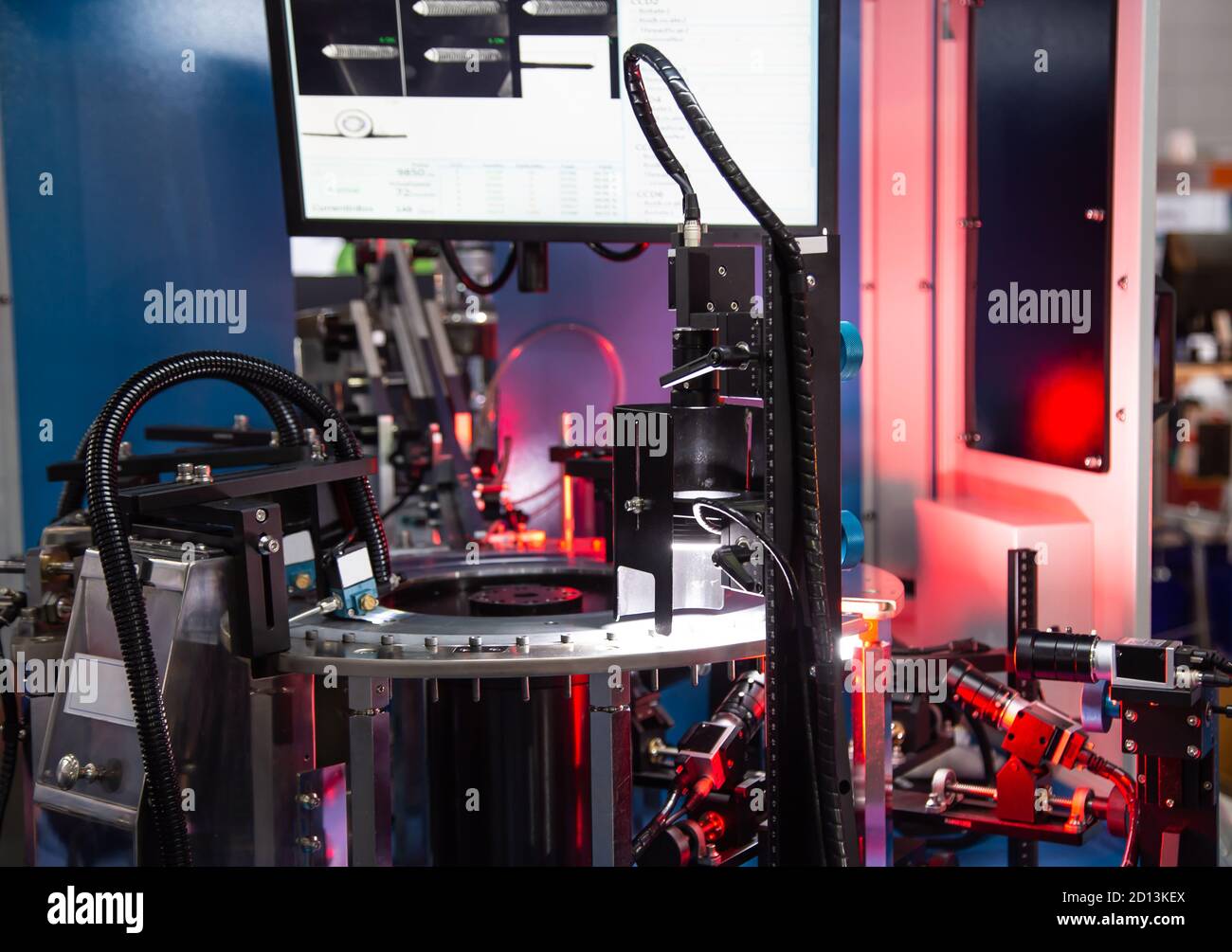 Linear optical screw sorting machine. Screw / bolt / nut. Industrial