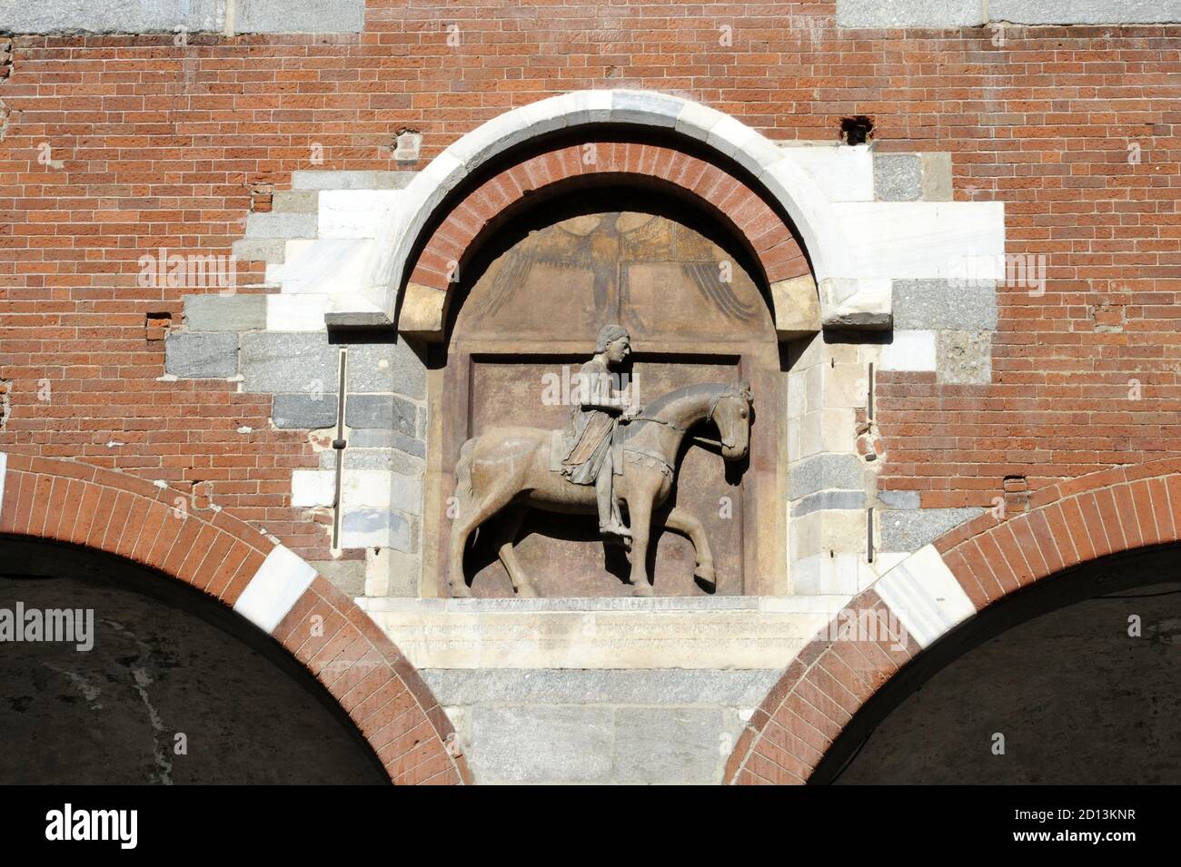Milan, (Italy), the medieval Merchants Square (Piazza Mercanti) in the city centre;  Palace of Reason (Broletto), equestrian monument to Oldrado da Tresseno Stock Photo