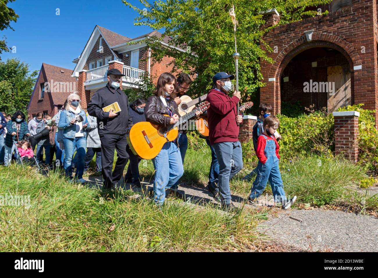 Detroit, Michigan - Missionaries with the Neocatechumenal Way lead a procession past a boarded-up house on the east side of Detroit, followed by an ou Stock Photo
