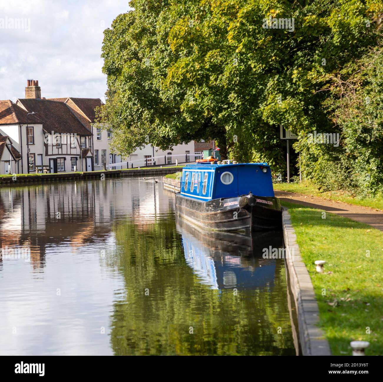 Narrow boat on the Kennet and Avon canal in the town centre of Newbury, Berkshire, England, UK Stock Photo