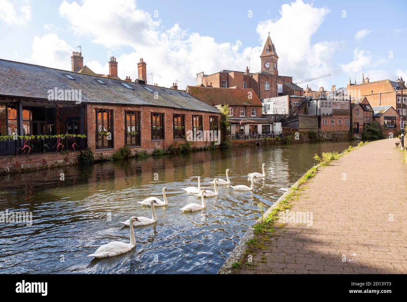 kennet-and-avon-canal-in-the-town-centre-of-newbury-berkshire-england