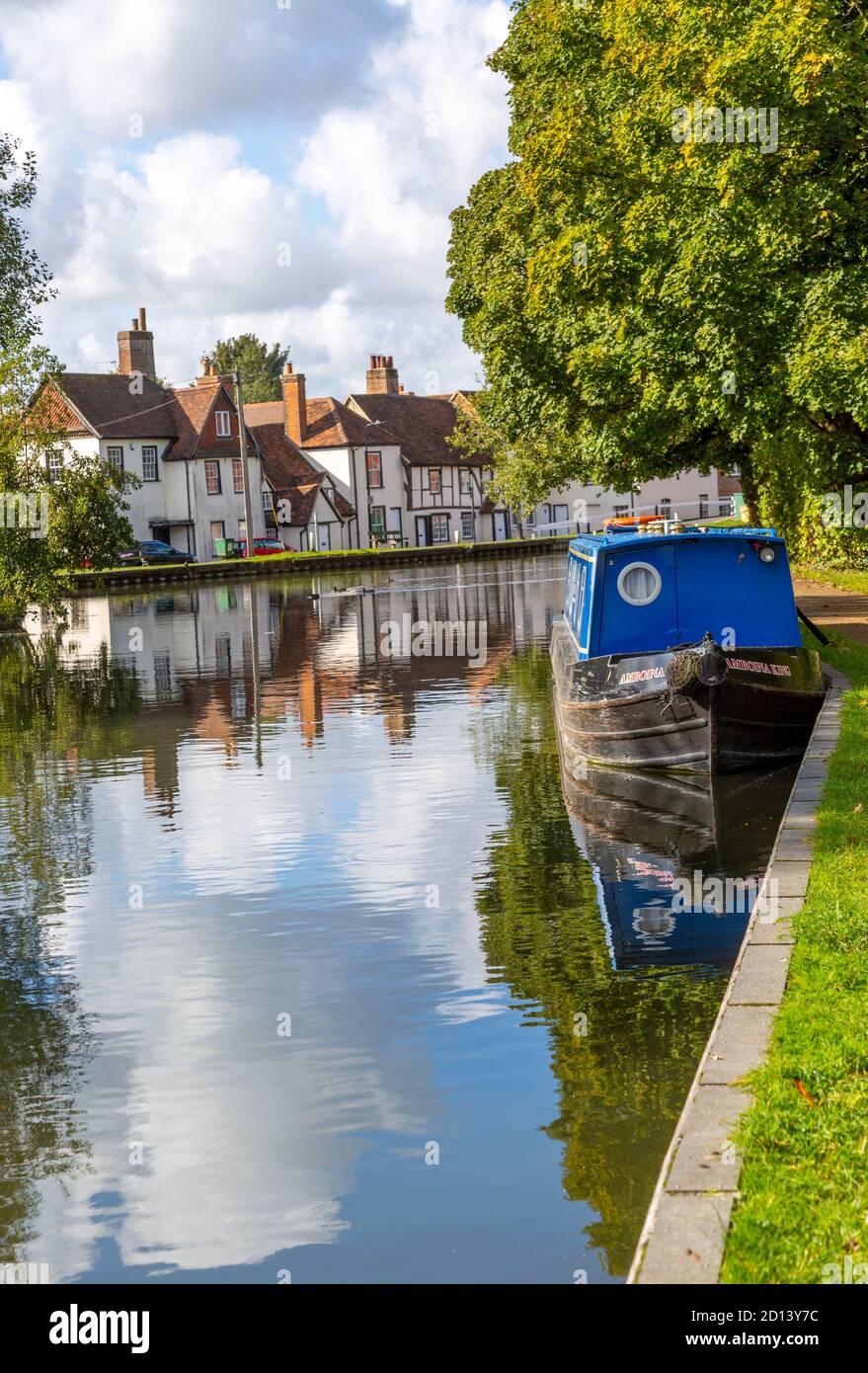 Narrow boat on the Kennet and Avon canal in the town centre of Newbury, Berkshire, England, UK Stock Photo