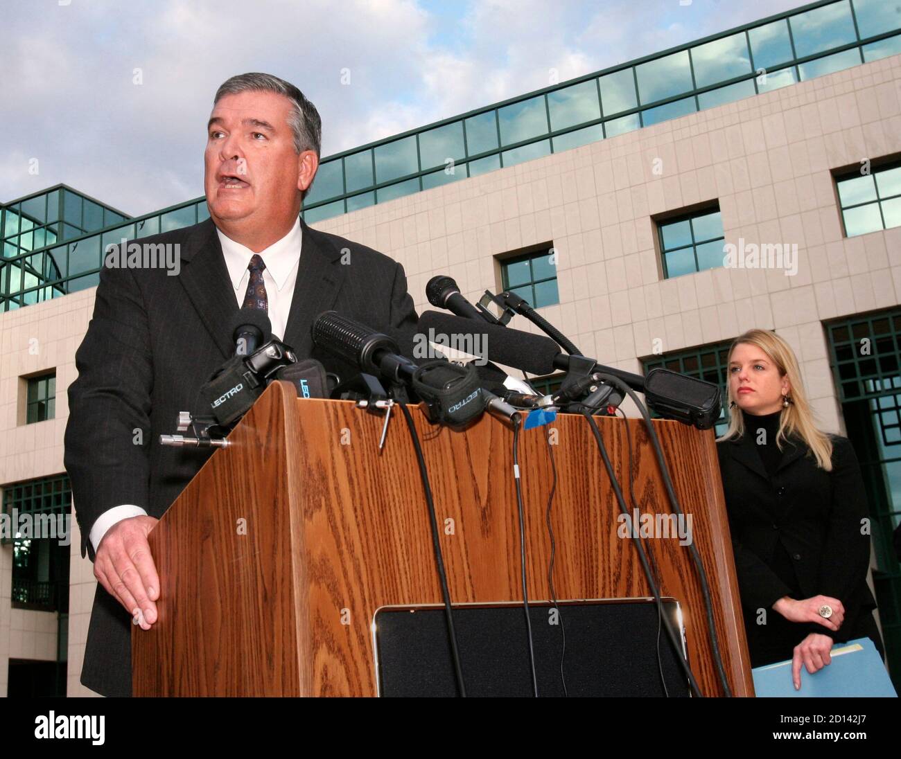 State Attorney Mark Ober (L), appointed by Florida Governor Jeb Bush to prosecute the Martin Lee Anderson case, speaks to reporters in front of the Leon County Florida Courthouse November 28, 2006 after charges were filed against seven guards and one nurse in Bay County Florida for the aggravated manslaughter of 14-year-old Martin Lee Anderson at the Bay County Florida juvenile boot camp in January 2006.  Prosecutor Pamela Bondi is at right.  REUTERS/Mark Wallheiser (UNITED STATES) Stock Photo