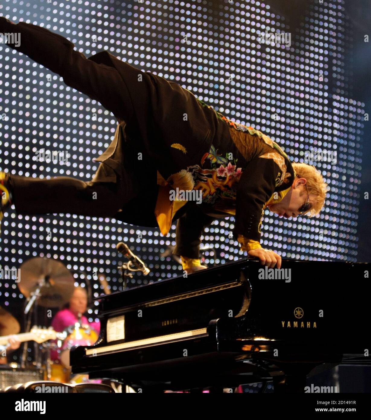 British singer Elton John performs during his show "The Red Piano" in Sao  Paulo January 17, 2009. REUTERS/Paulo Whitaker (BRAZIL Stock Photo - Alamy