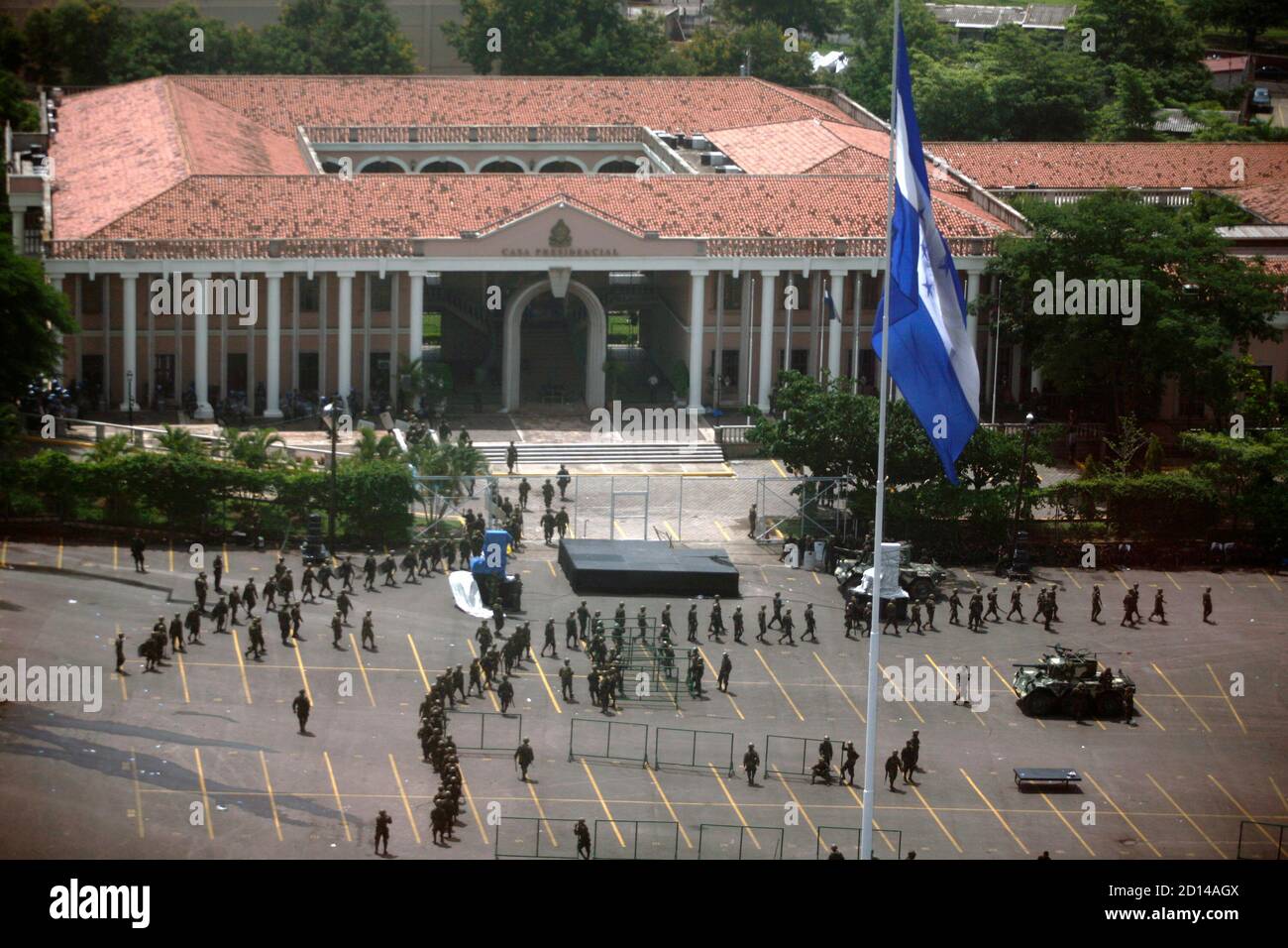 Soldiers walk in front of Presidential residence in Tegucigalpa June 29, 2009.Leftist Latin American leaders rallied around ousted Zelaya on Monday and tried to thrash out a response to an army coup that sparked protests in the impoverished nation and drew worldwide condemnation. Pro-Zelaya demonstrators defied an overnight curfew and held a vigil by the presidential palace in Tegucigalpa, while Venezuela's firebrand President Hugo Chavez led talks with Zelaya and other allies in neighboring Nicaragua. REUTERS/Edgard Garrido (HONDURAS CONFLICT MILITARY POLITICS) Stock Photo