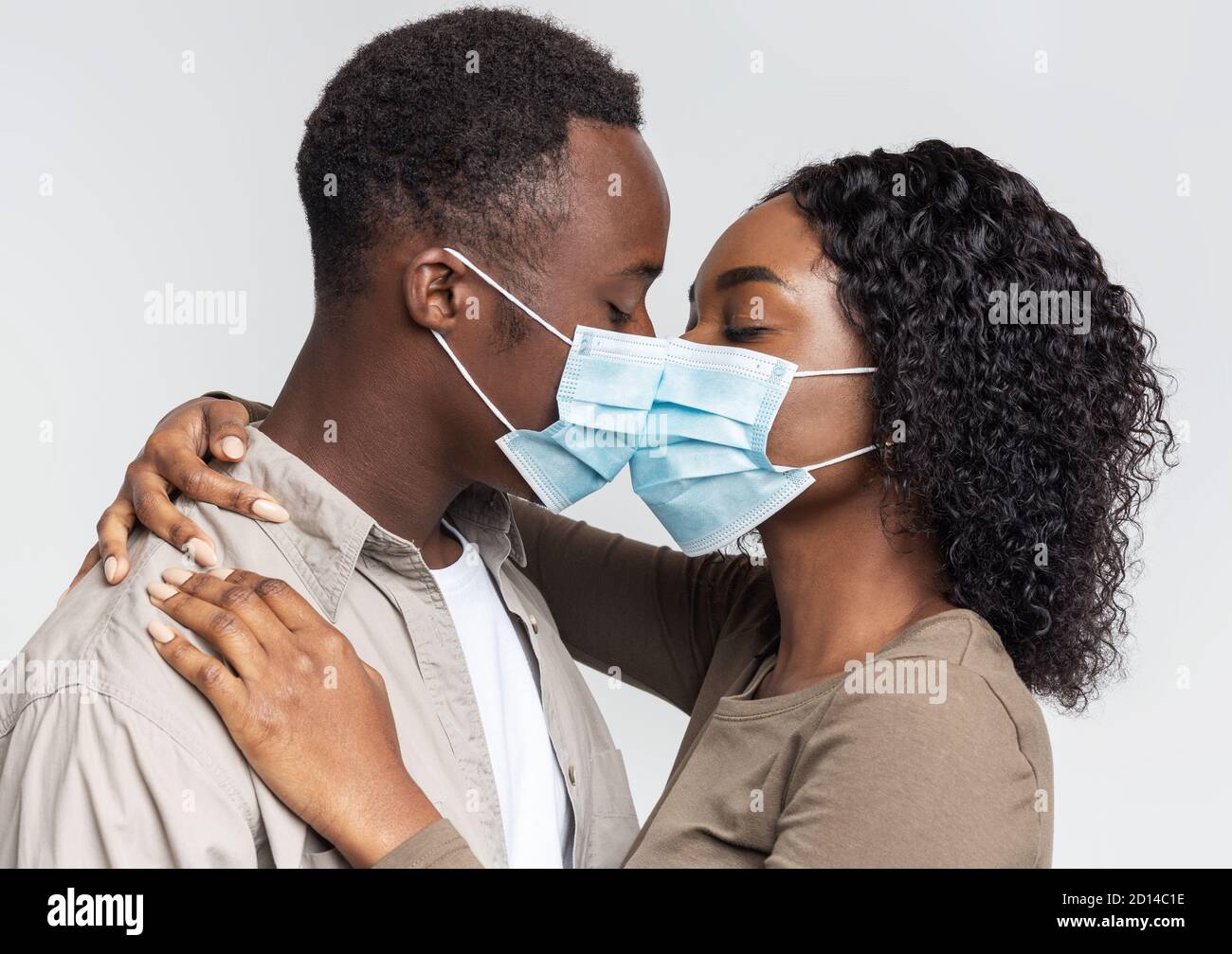 Kissing couple medical mask hi-res stock photography and images - Alamy
