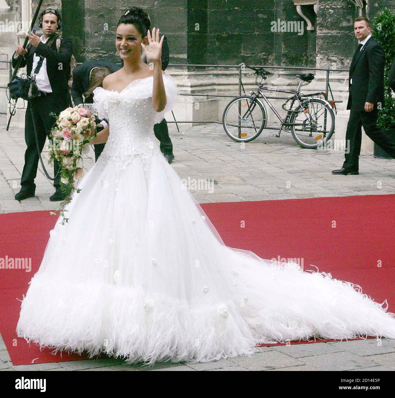 Celebrity Verona Pooth arrives at Vienna's St. Stephans Cathedral for for  her marriage to Franjo Pooth in Vienna September 10, 2005. REUTERS/Herwig  Prammer PR/KS Stock Photo - Alamy