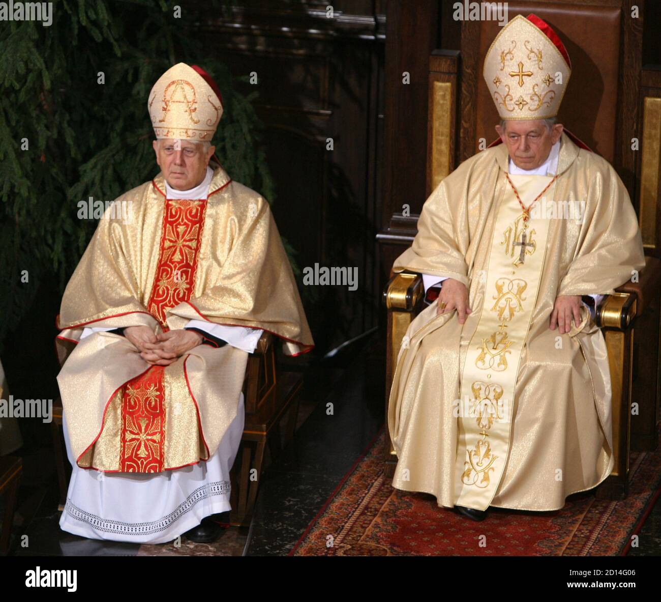 Stanislaw Wielgus (L) and Cardinal Jozef Glemp attend a Holy Mass at the Warsaw Cathedral January 7, 2007. Wielgus, the newly-appointed archbishop of Warsaw, resigned on Sunday after admitting he had spied for Poland's communist-era secret services, the Vatican's mission in Poland said.  REUTERS/Peter Andrews (POLAND) Stock Photo