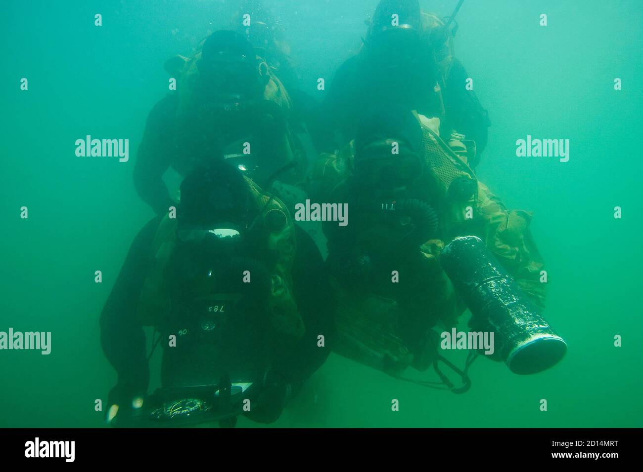 Mine clearance divers hires stock photography and images Alamy