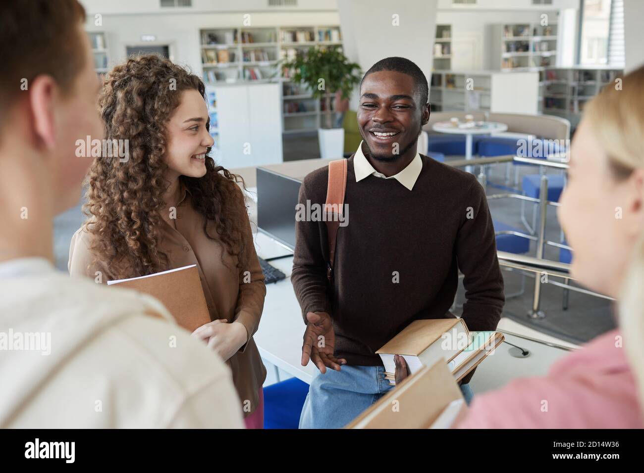 College students chatting classroom hi-res stock photography and images ...