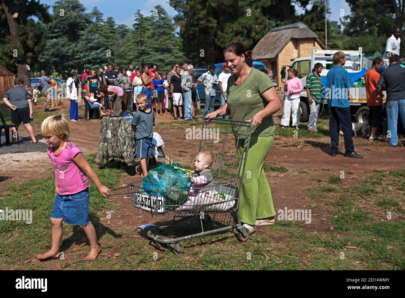 White mother and daughter poor hi-res stock photography and images - Alamy