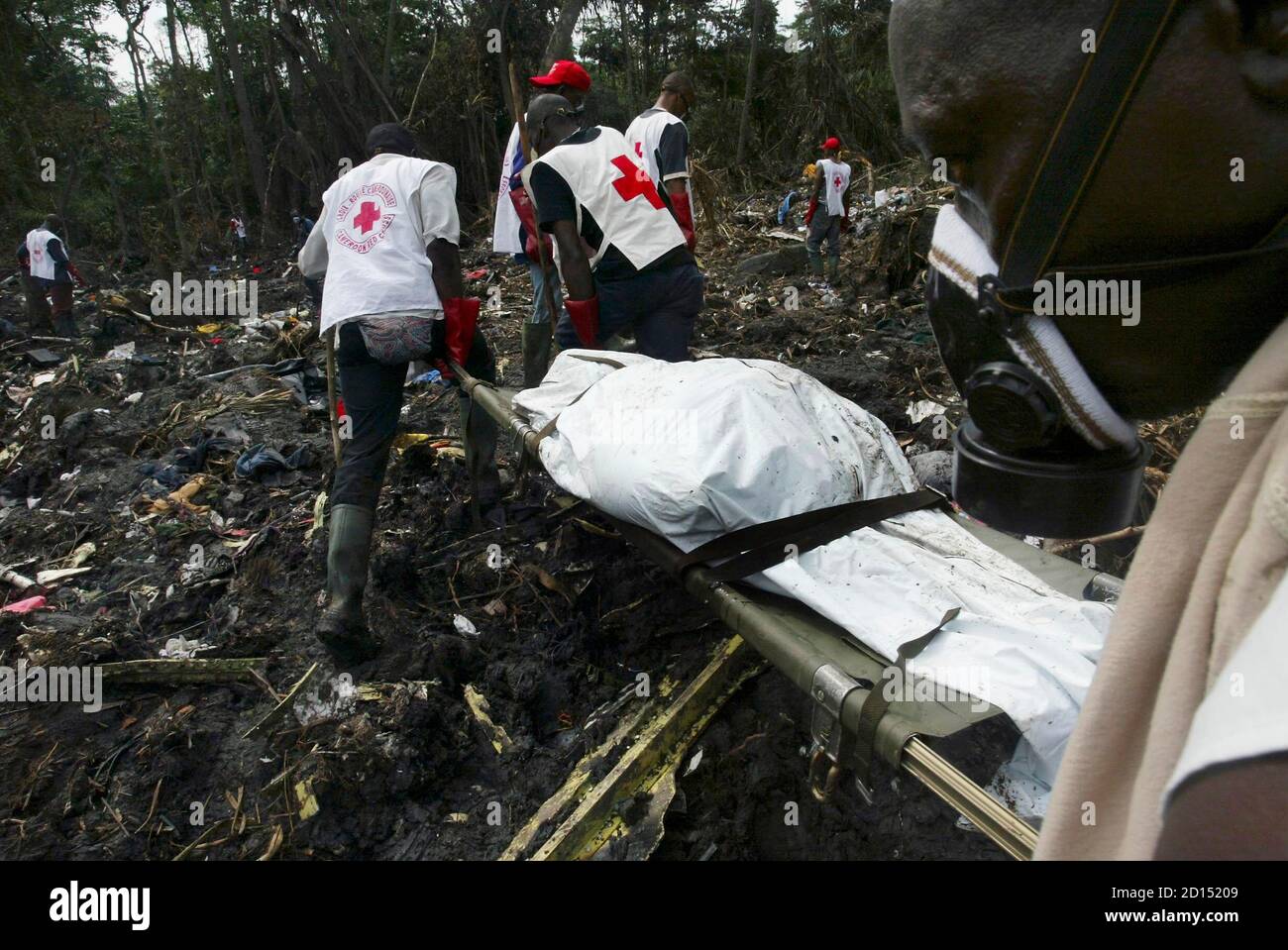 Cameroonian Red Cross workers remove human remains from the scene of a Kenya Airways plane crash in a swampy area close to the village of Mbanga Pongo, near the city of Douala, May 8, 2007. REUTERS/Emmanuel Braun (CAMEROON) Stock Photo