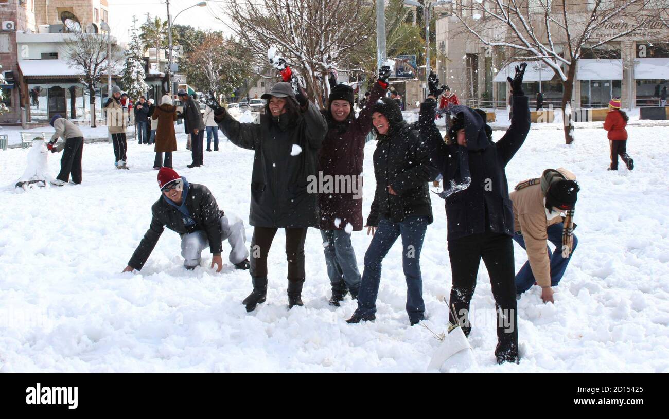 People play in the snow in Amman January 31, 2008. A rare heavy snow storm  hit the Middle Eastern country of Jordan on Wednesday. REUTERS/Majed Jaber ( JORDAN Stock Photo - Alamy