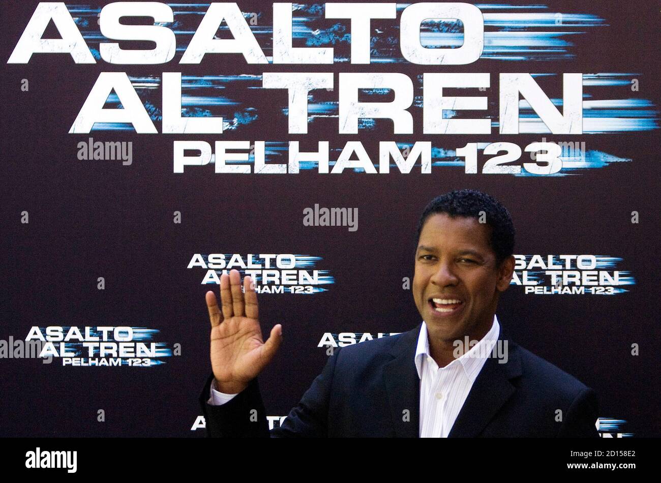 U.S. actor Denzel Washington gestures during a photocall to promote his lastest film 'The Taking of Pelham 123' ('Asalto al tren Pelham 123') in Madrid July 17, 2009. REUTERS/Sergio Perez  (SPAIN ENTERTAINMENT) Stock Photo