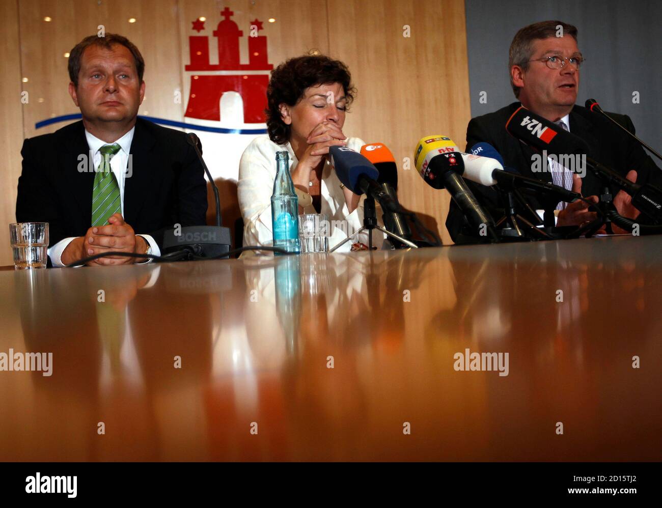 (L-R) Greens fraction leader Jens Kerstan, Christa Goetsch, Hamburg's second mayor and senator for school and education of the environmental German Green party (Buendnis 90, Die Gruenen) and CDU fraction leader Frank Schira attend a news conference at the town hall in Hamburg July 19, 2010.   REUTERS/Christian Charisius (GERMANY) Stock Photo