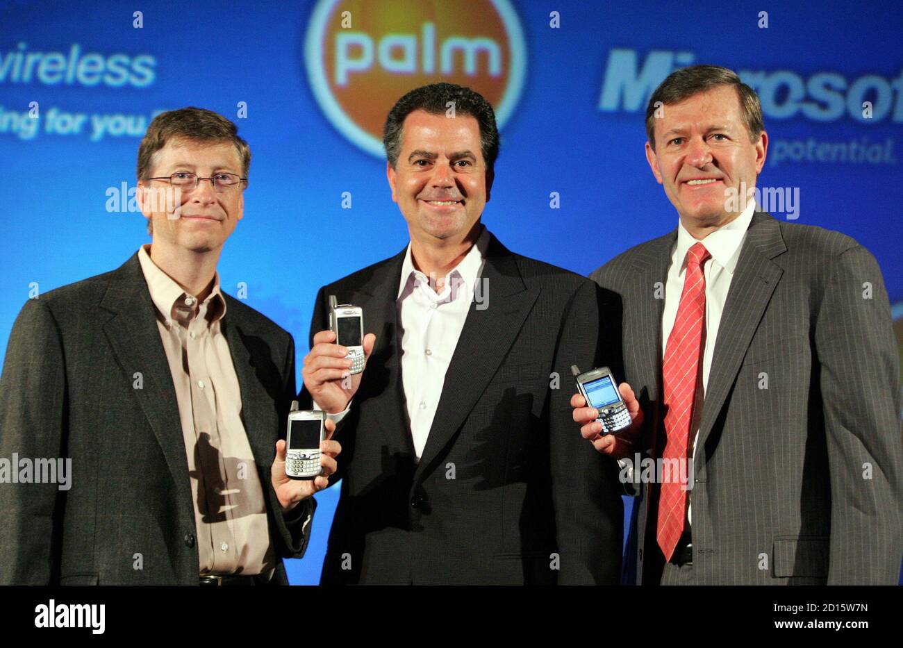 Microsoft Corporation Chairman And Chief Software Architect Bill Gates L Palm Inc President And Ceo Ed Colligan C And Verizon Wireless President And Ceo Denny Strigl Announce A Strategic Alliance To Expand