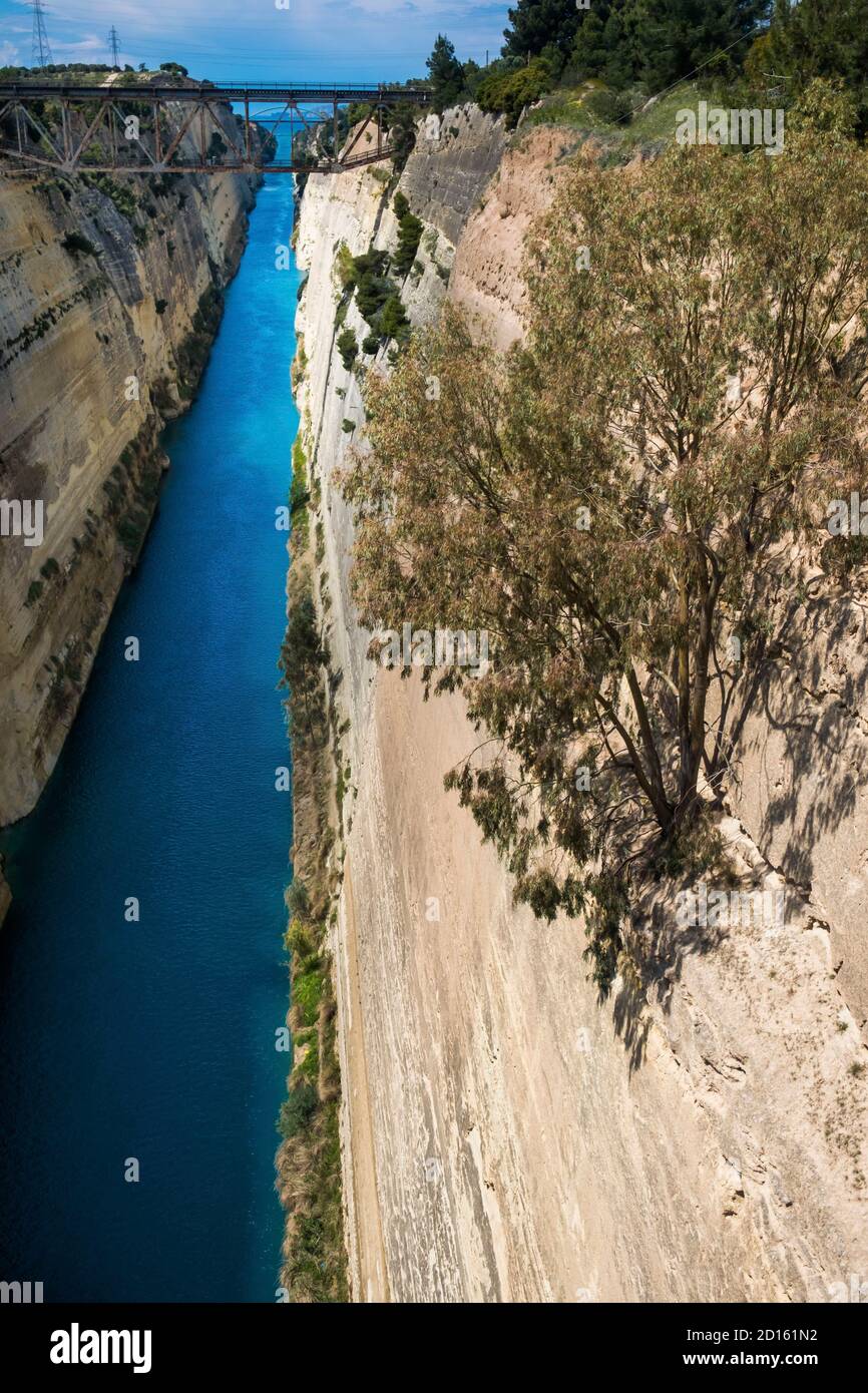 Greece, Peloponnese, Corinth canal, cutting the Isthmus of Corinth and ...
