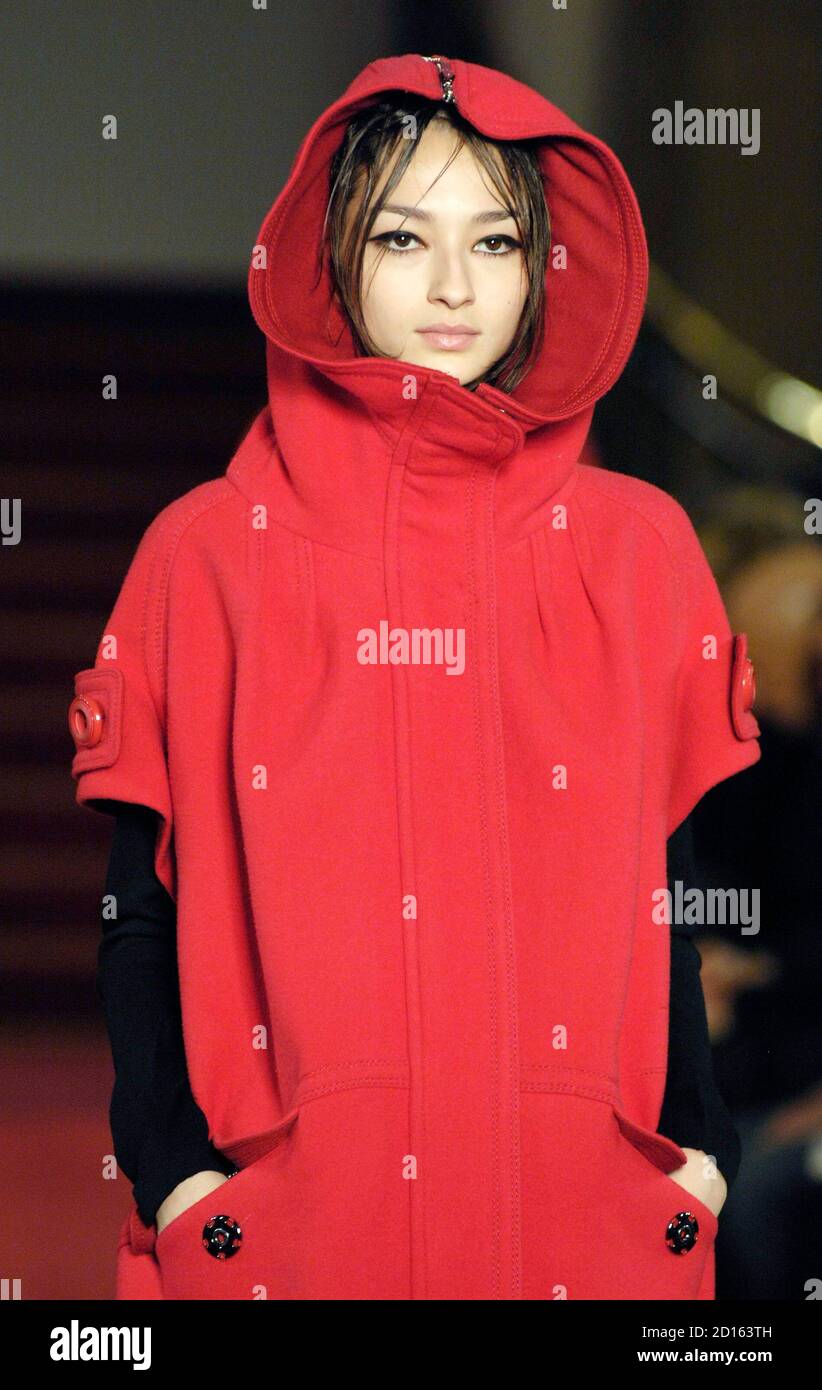 A Model Presents A Creation By Japanese Designer Atsuro Tayama As Part Of His Fall Winter 08 09 Women S Ready To Wear Fashion Show In Paris February 25 08 Reuters Gonzalo Fuentes France Stock Photo Alamy