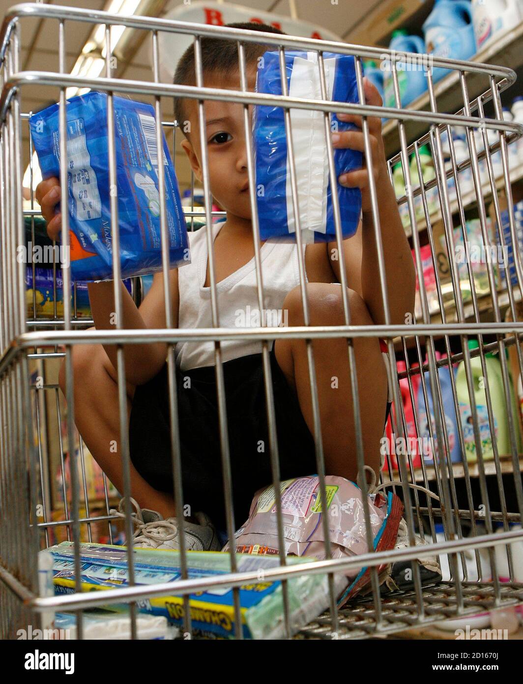 Ganar control estas Gestionar A boy plays inside the cart as they shop at a supermarket inside a shopping  mall in Manila's Makati financial district September 22, 2008. Shopping  malls and radio stations in the Philippines