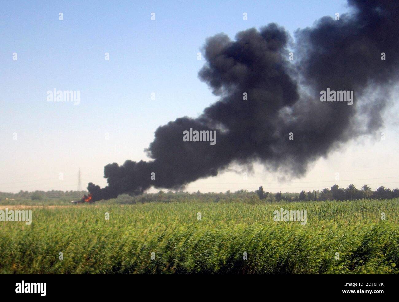Black smoke rises from the scene of a roadside bomb attack targeting a convoy of oil tankers along a highway near Samarra, 96 km (60miles) north of Baghdad September 28, 2006.   REUTERS/Nuhad Hussin   (IRAQ) Stock Photo