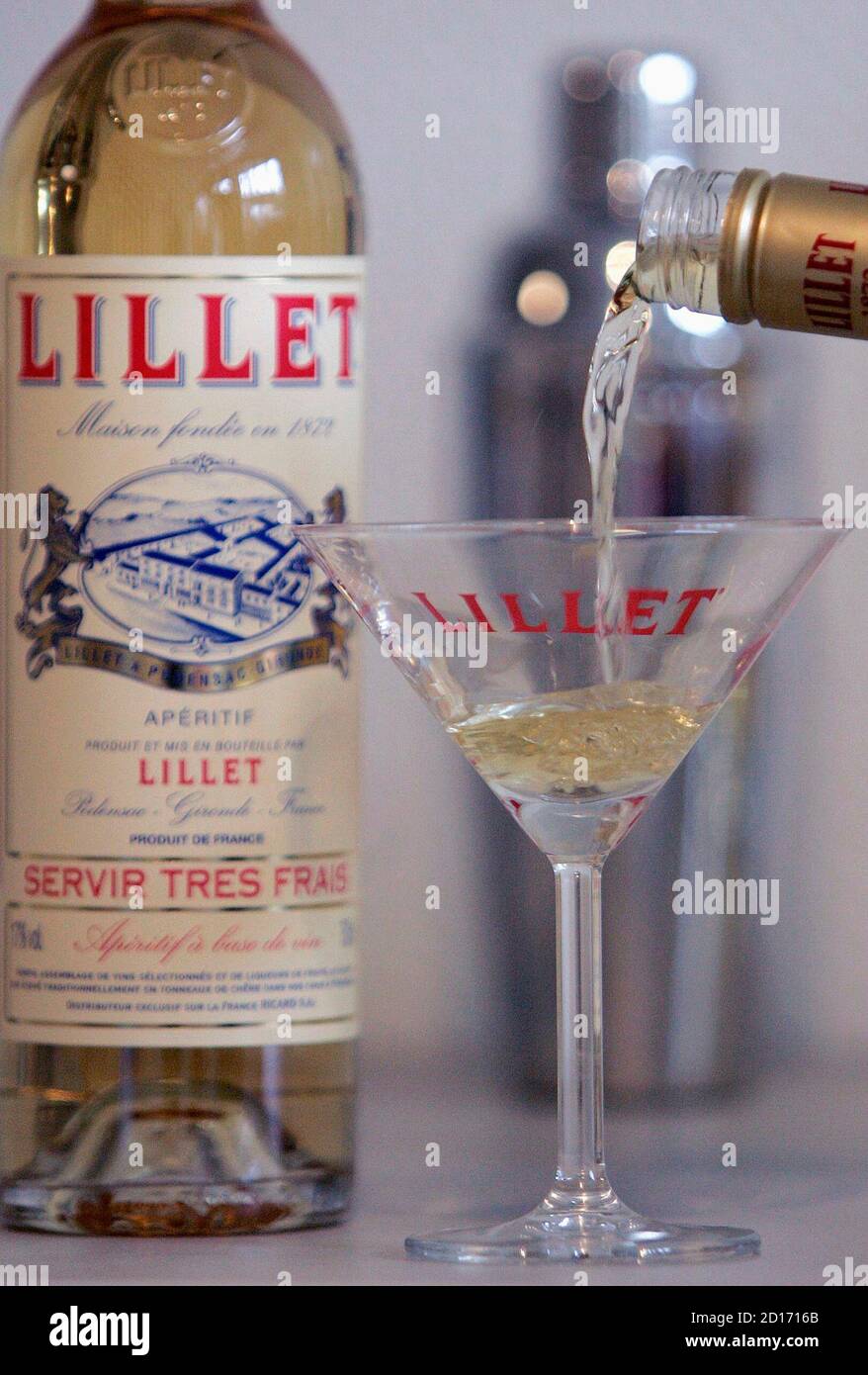 James bond and martini hires stock photography and images Alamy