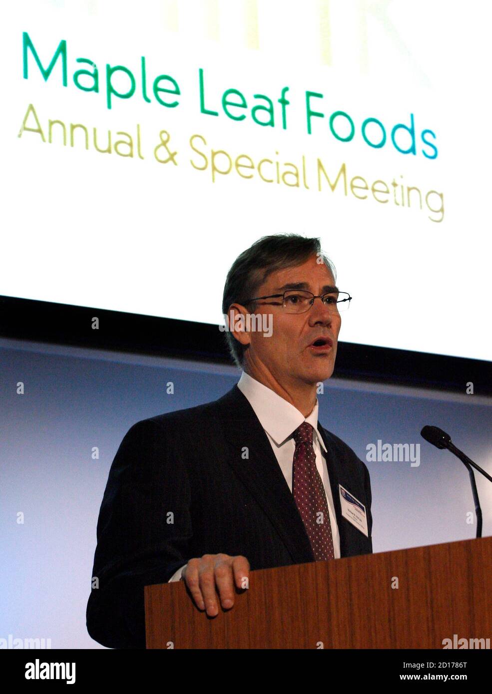 Maple Leaf Foods Inc. President and Chief Executive Officer Michael McCain speaks to shareholders during the company's annual general meeting in Mississauga, April 29, 2009.    Maple Leaf Foods, one of Canada's largest food processors, reported a quarterly profit on Wednesday but the effects of last summer's costly recall of tainted meat lingered on.    REUTERS/ Mike Cassese   (CANADA BUSINESS FOOD) Stock Photo