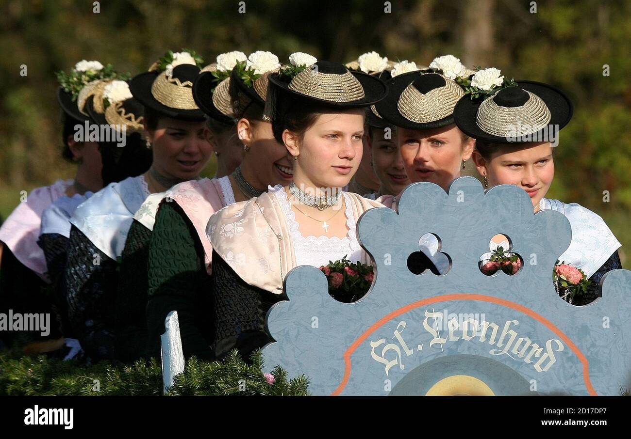 Farmers' wives dressed in traditional Bavarian costume ride in a wooden  carriage on the way to the church of Bad Toelz during the Leonhard  procession November 6, 2006. The Leonhardi Ritt procession