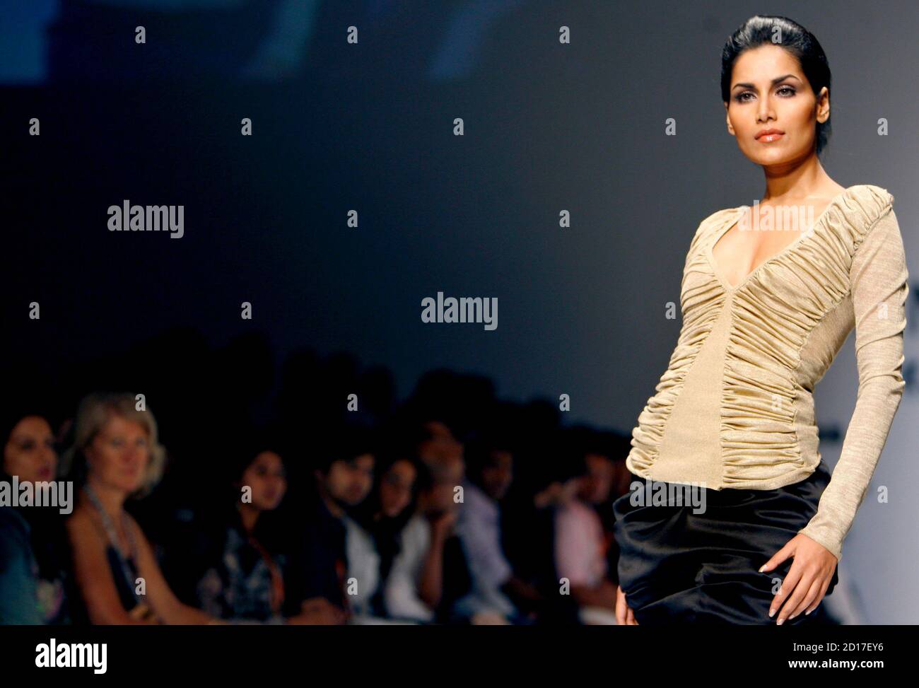 A model showcases a creation by Italian designer Giovanni Cavagna during  the first day of India fashion week in Mumbai March 27, 2007. REUTERS/Punit  Paranjpe (INDIA Stock Photo - Alamy