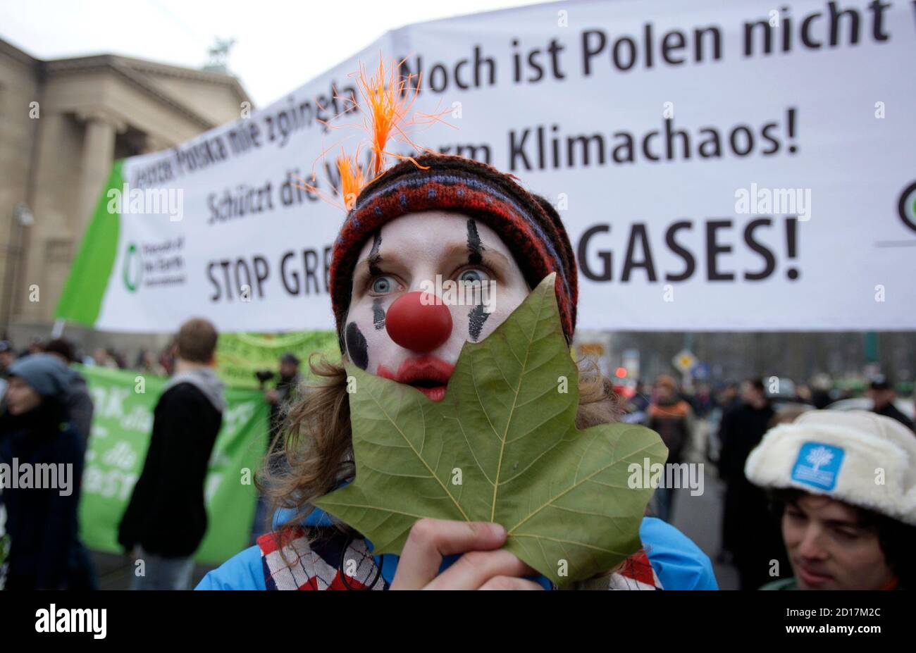 A protester dressed as a clown takes part in a demonstration in Poznan December 6, 2008. Around 1,000 people took to the streets on Saturday to demonstrate against climate policy next to the area where the U.N. climate talks are being held. French President Nicolas Sarkozy flies to Poland on Saturday to try to unblock Warsaw's opposition to new European climate goals, seeking a compromise likely to centre on coal concessions.      REUTERS/Tobias Schwarz     (POLAND) Stock Photo