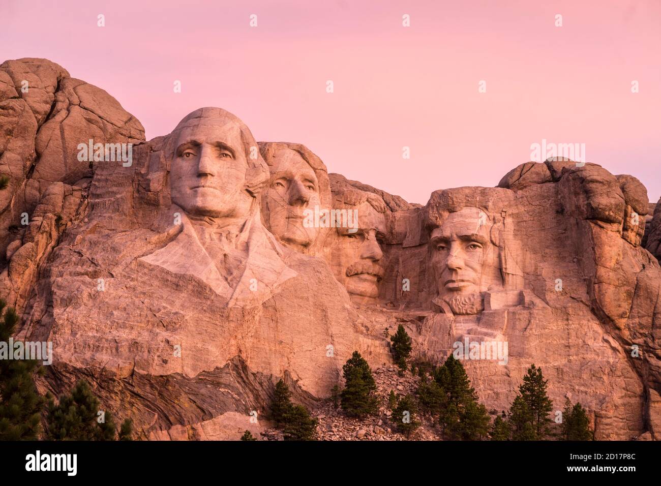 images of the great 4 USA presidents carved into the mountains in Mt