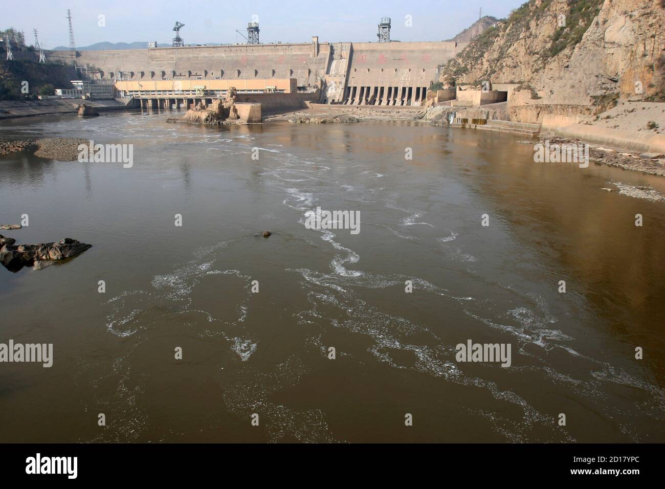 A general view of the Sanmenxia reservoir in the city of Sanmenxia, central China's province of Henan November 9, 2006. REUTERS/Carl F.Zhang (CHINA) Stock Photo