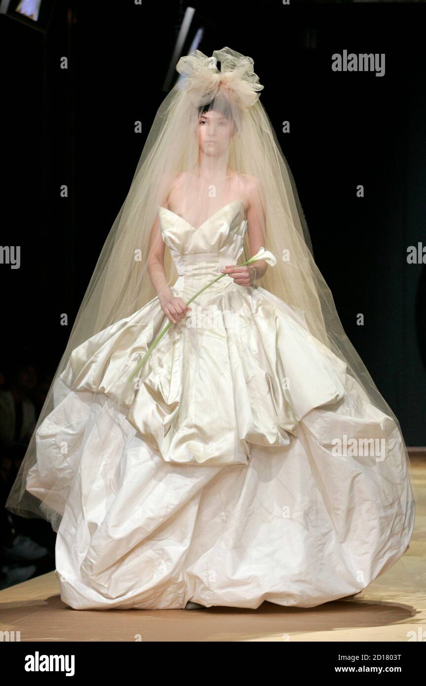A model presents a wedding dress by British designer Vivienne Westwood  during Russian Fashion Week in Moscow, April 1, 2007. REUTERS/Alexander  Natruskin (RUSSIA Stock Photo - Alamy