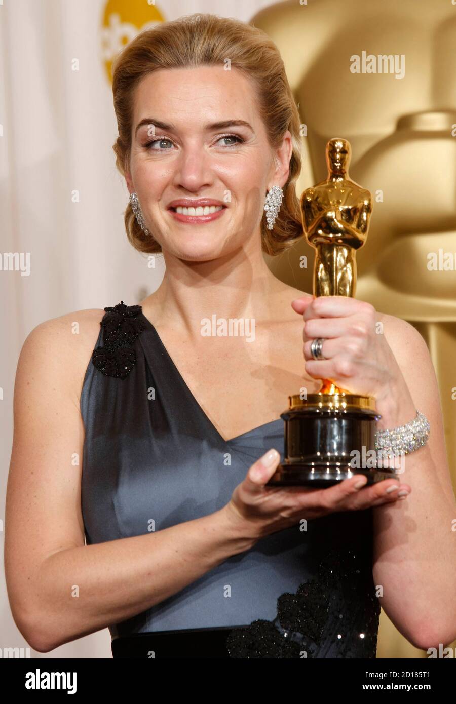 Kate Winslet holds her best actress 'The Reader" backstage the 81st Academy Awards in Hollywood, California, February 22, 2009. REUTERS/Mike (UNITED STATES) (OSCARS-BACKSTAGE Stock Photo - Alamy