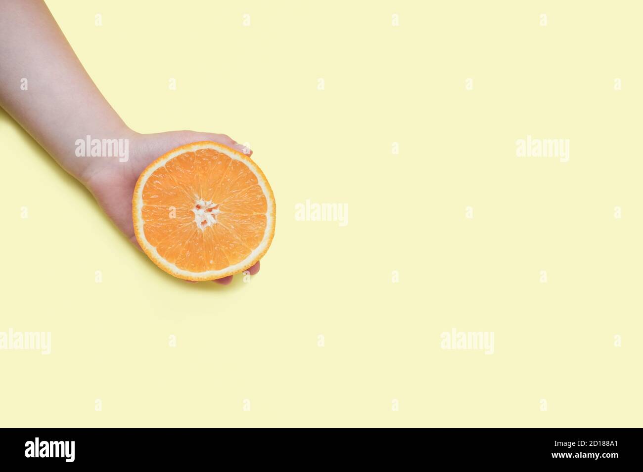 Human hand holding half orange hi-res stock photography and images - Alamy
