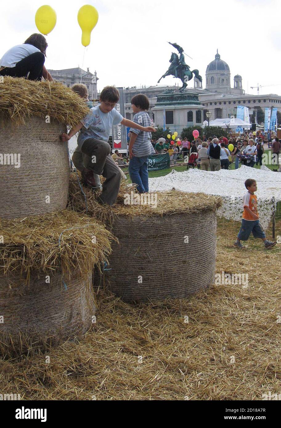 Am Wiener Heldenplatz fand am 11. September 2005 das traditionelle Erntedankfest des Bauernbundes statt. Im Bild geniessen junge Besucher die Strohballen-Huepfburg. REUTERS/Herwig Prammer REUTERS  PR/ Stock Photo