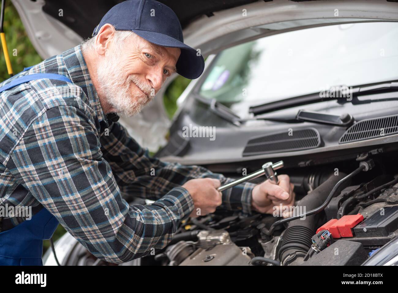 Car mechanic repairing a car engine Stock Photo - Alamy