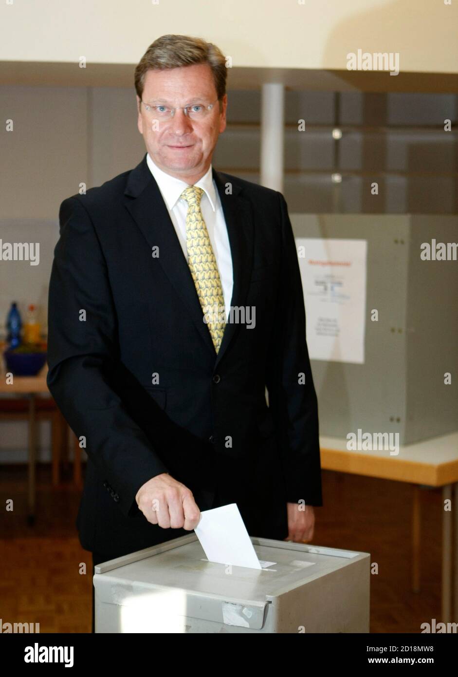 Guido Westerwelle, leader of the pro-business Free Democratic Party (FDP) casts his ballot in the general election at a polling station in Bonn September 27, 2009. Germans voted in the general election (Bundestagwahl) on Sunday.  REUTERS/Ina Fassbender (GERMANY POLITICS ELECTIONS) Stock Photo