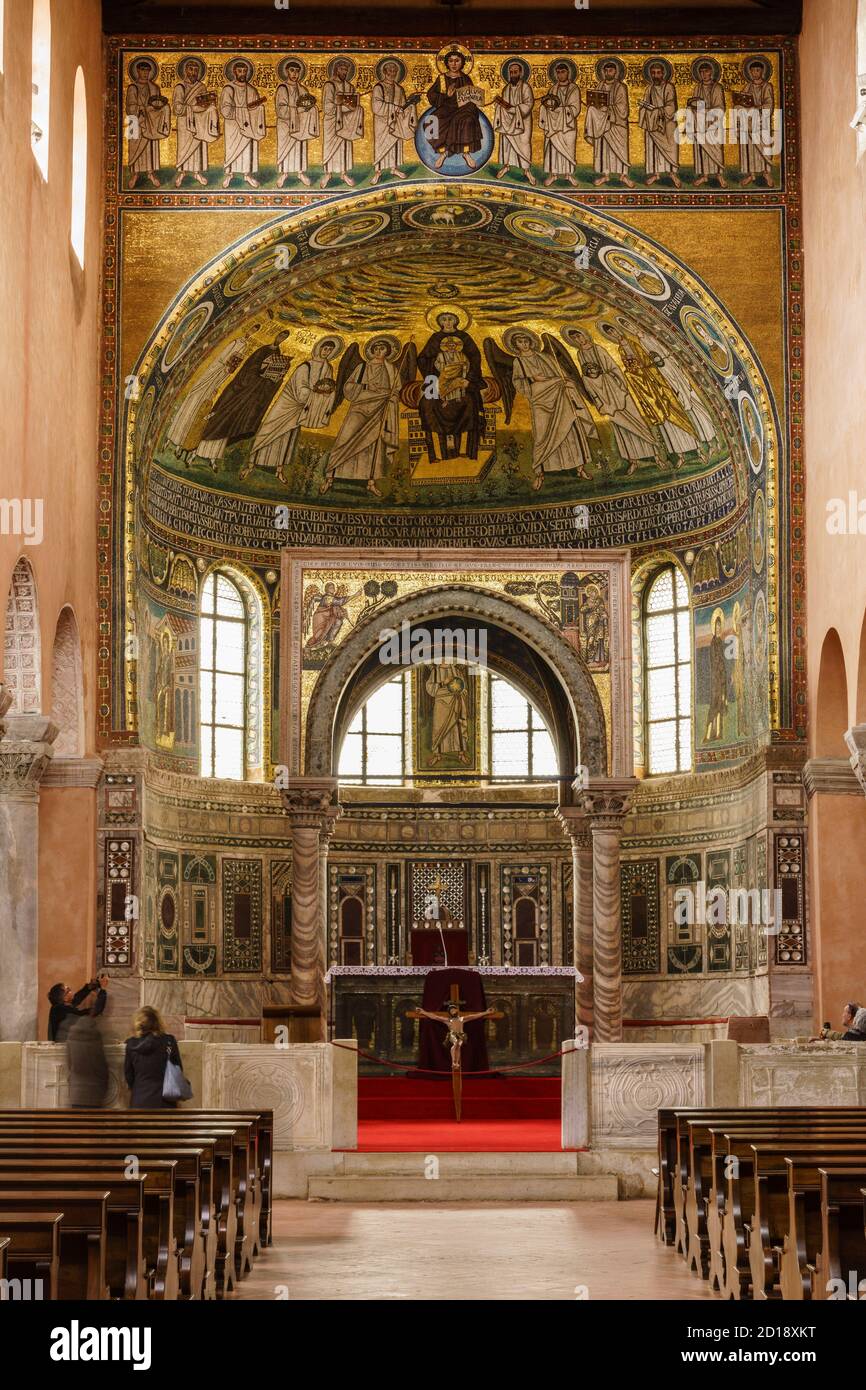 Basílica de Santa Eufrasia, siglo VI,mosaico de Cristo en brazos de la Virgen en el trono rodeado de ángeles y santos mártires, (declarada Patrimonio Stock Photo