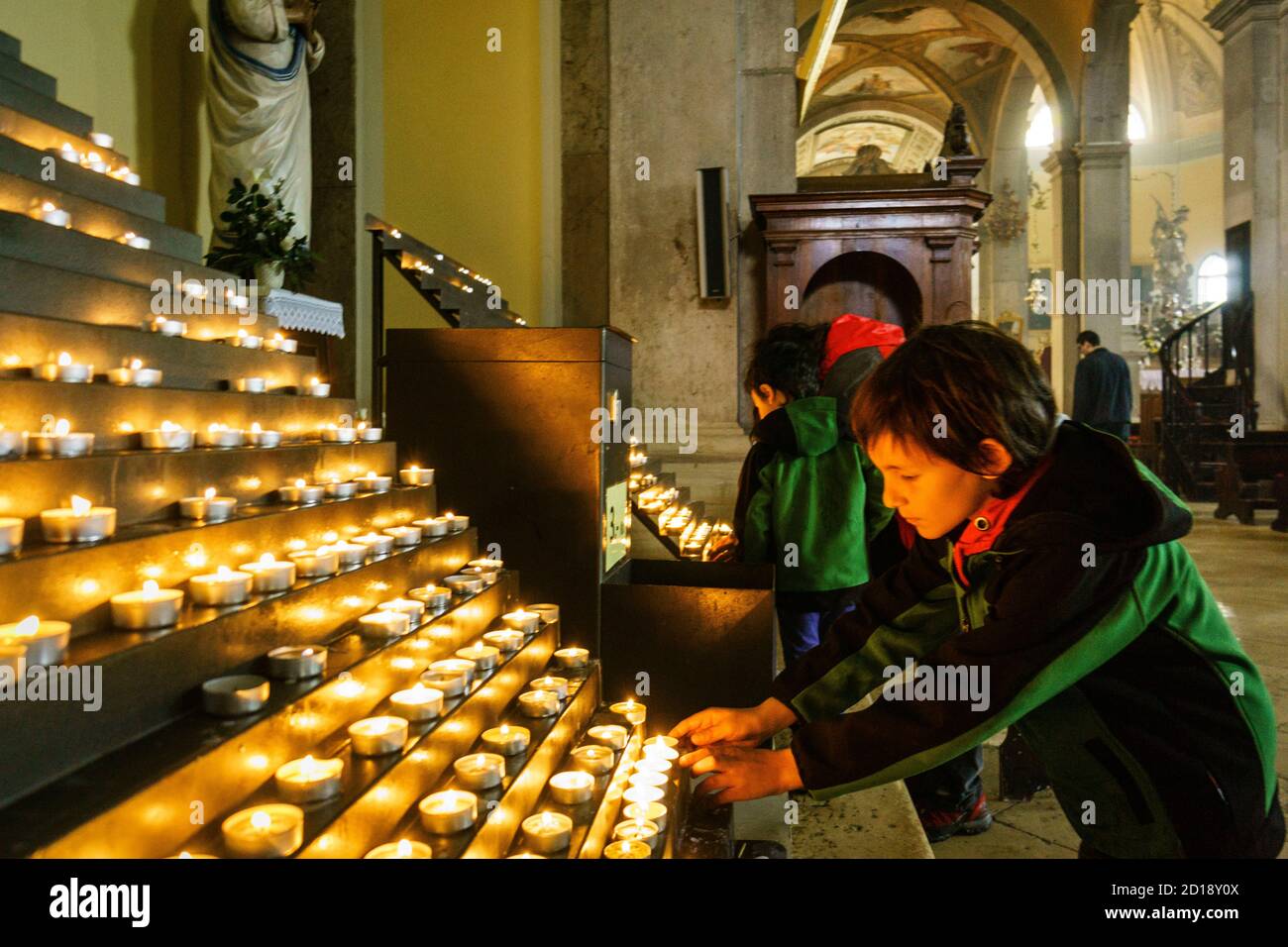 encendido de velas votivas, catedral de Santa Eufemia, Rovinj,peninsula