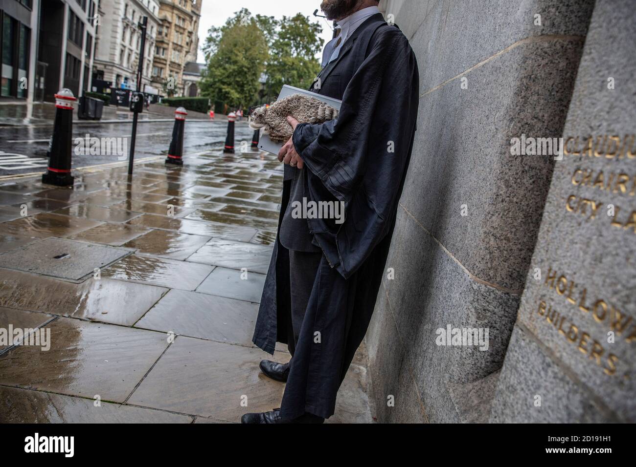 A Barrister takes a moment outside the entrance to the Old Bailey, Central Criminal Court, London, England, United Kingdom Stock Photo