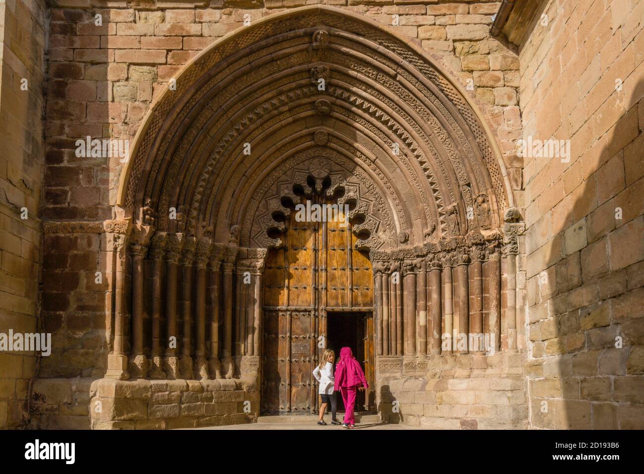 portada ojival y arquería polilobulada, iglesia de San Román, edificada hacia 1200, Cirauqui, comunidad foral de Navarra, Spain Stock Photo