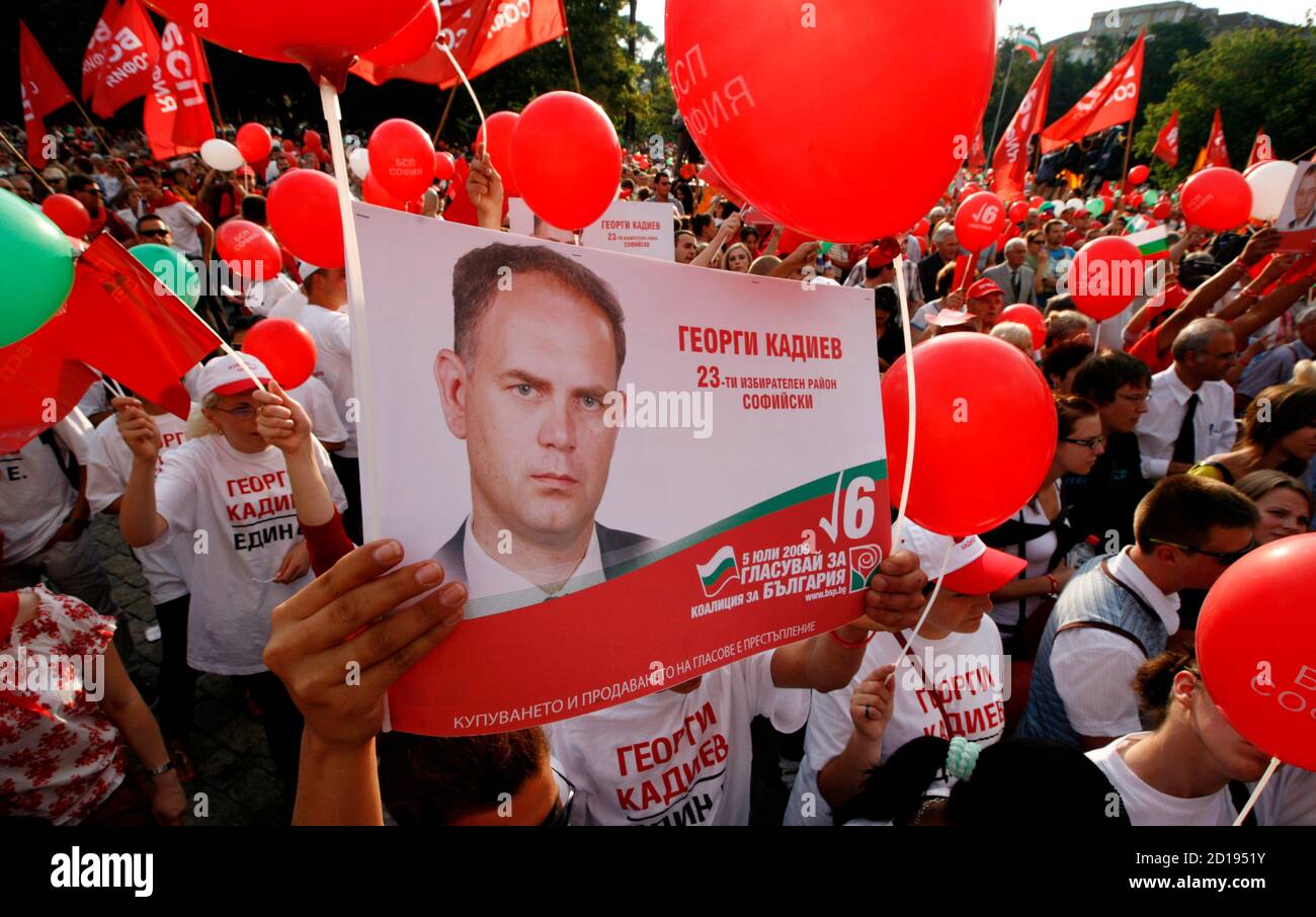 Supporters Of Bulgarian Socialist Party Bsp Attend A Pre Election Rally In Sofia July 3 2009 Bulgaria S Right Wing Gerb Party Is Poised To Win Sunday S Parliamentary Election As Voter Frustration With The Economic alamy