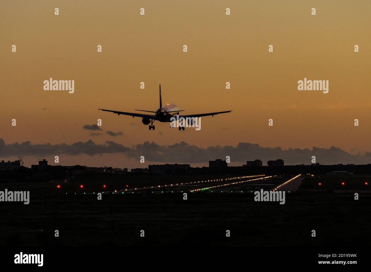 avion aterrizando en el aeropuerto de Palma, mallorca, balearic islands, Spain Stock Photo