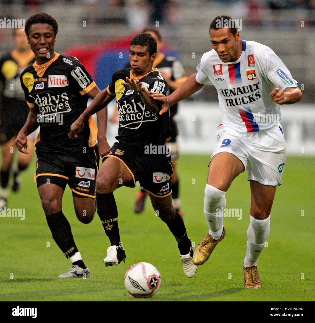Olympique Lyon S Carew Challenges Adailton And Berenguer Of Racing As Nancy During Their French Ligue 1 Soccer Match In Lyon Olympique Lyon S John Carew R Challenges Adailton Da Silva Santos C And