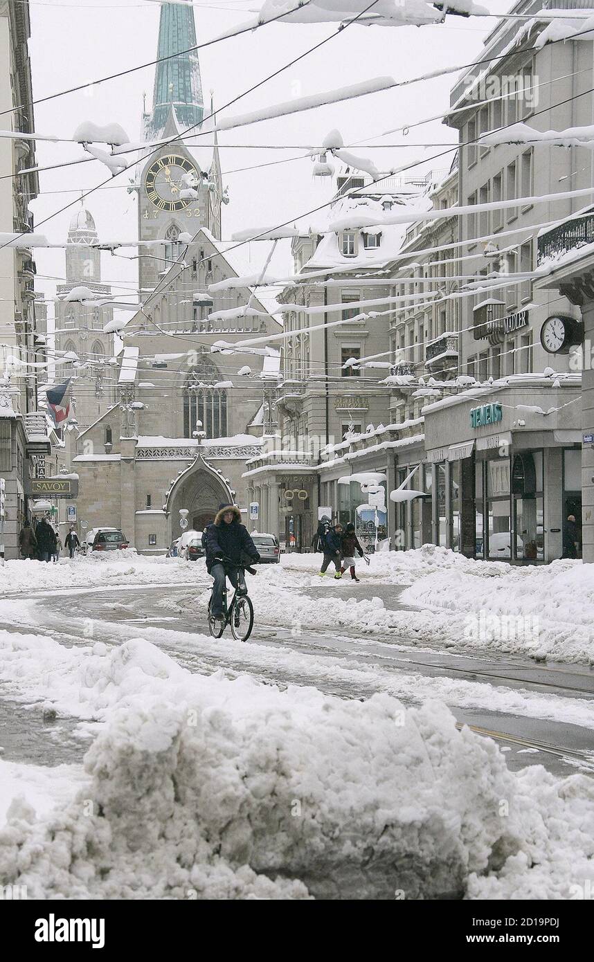 A biker cycles through the snow-covered Bahnhofstrasse in downtown Zurich  March 5, 2006. Heavy snow in northern Switzerland disrupted public  transport, hampered road traffic and led to delays and cancellations of  flights,