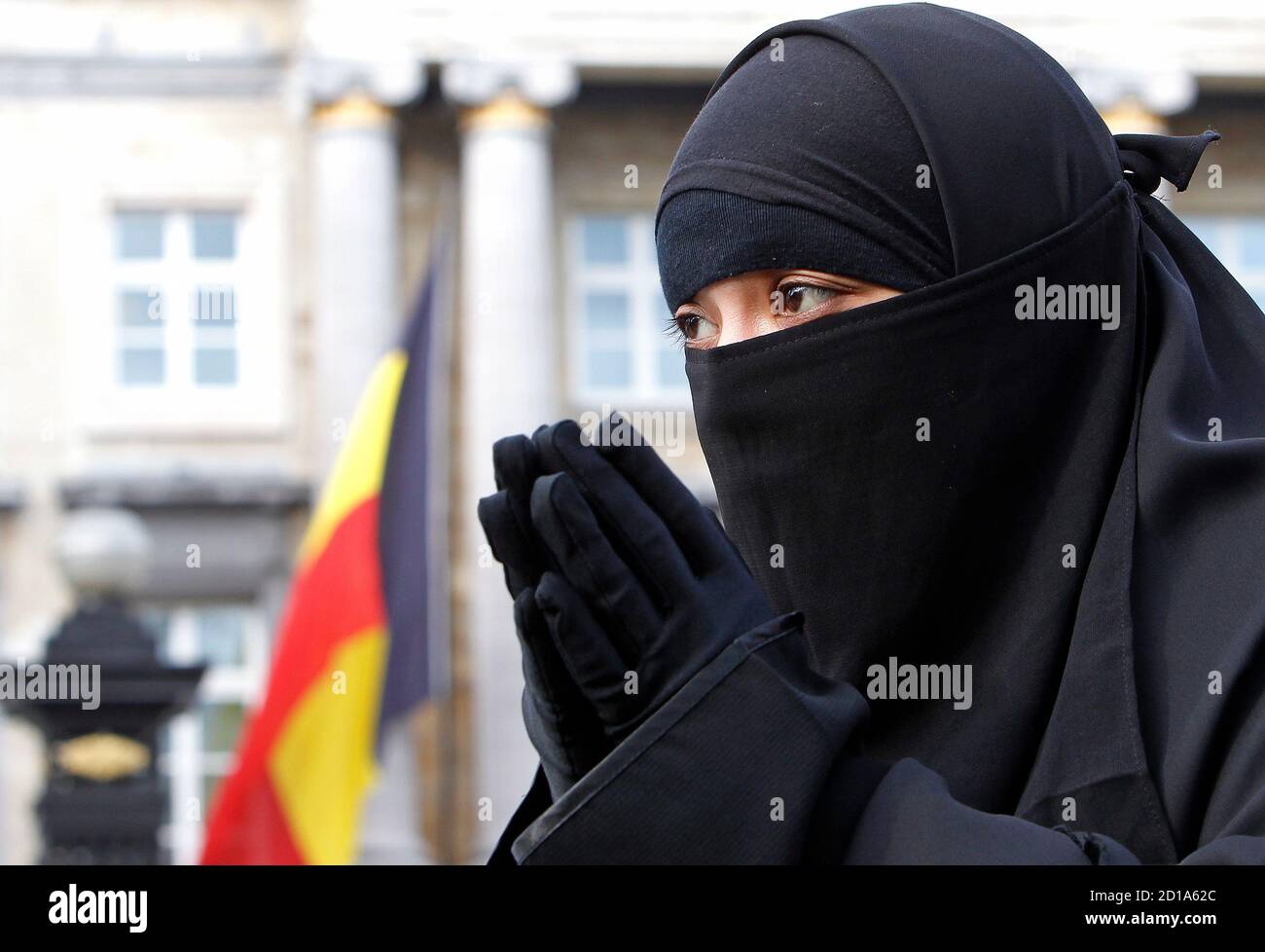 jungle Tilsvarende travl Salma, a 22-year-old French national living in Belgium who chooses to wear  the niqab after converting to Islam, gives an interview to Reuters  television outside the Belgian Parliament in Brussels April 26,