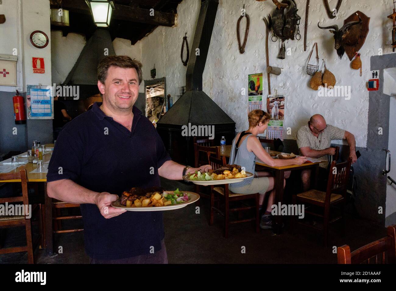 cordero y cabrito al horno tradicional de leña, restaurante Es Verger, puig  de Alaró, comarca de Raiguer, Mallorca, balearic islands, spain, europe  Stock Photo - Alamy